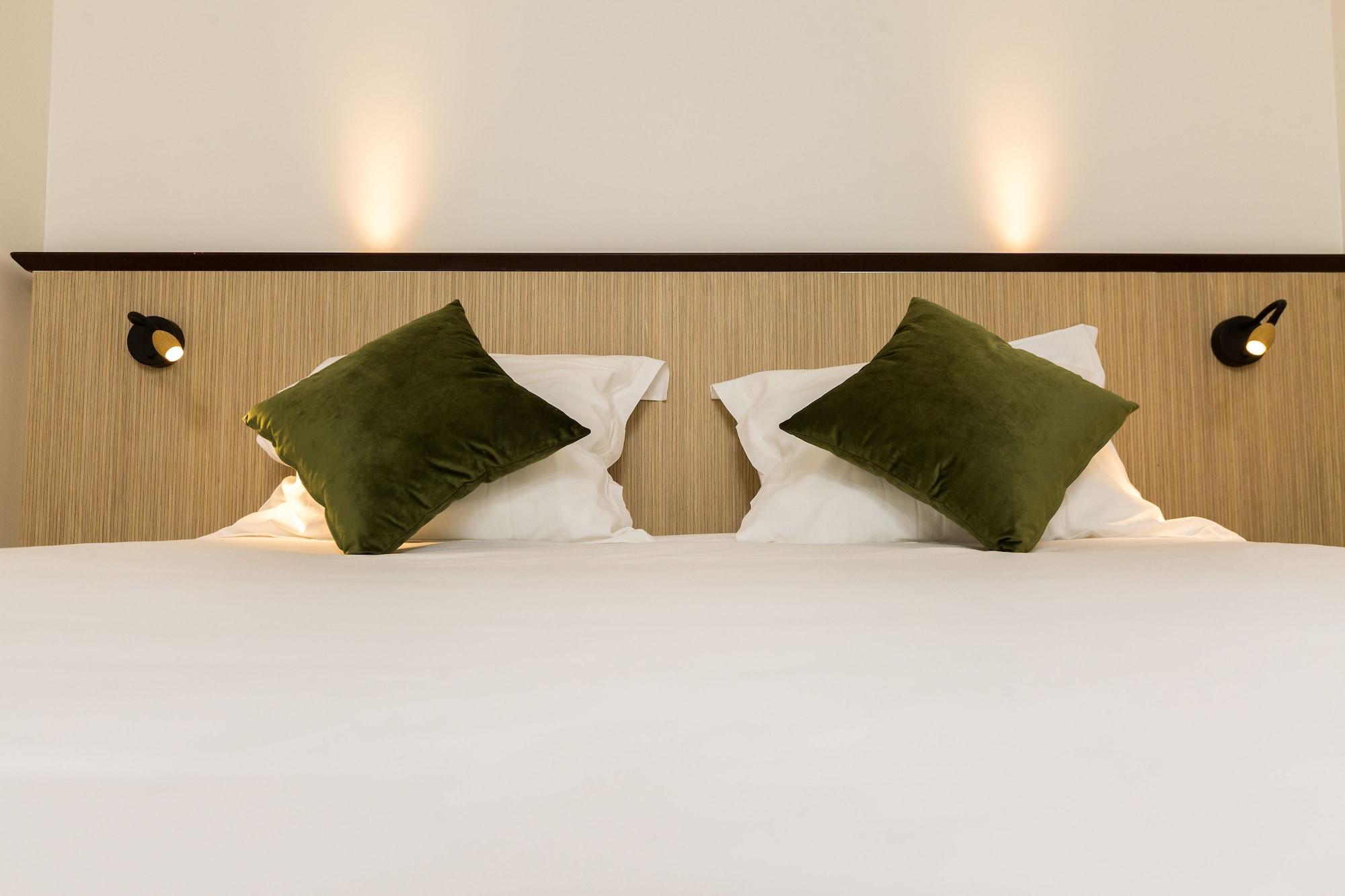 Best Western Le Bois De La Marche Liguge Exterior photo